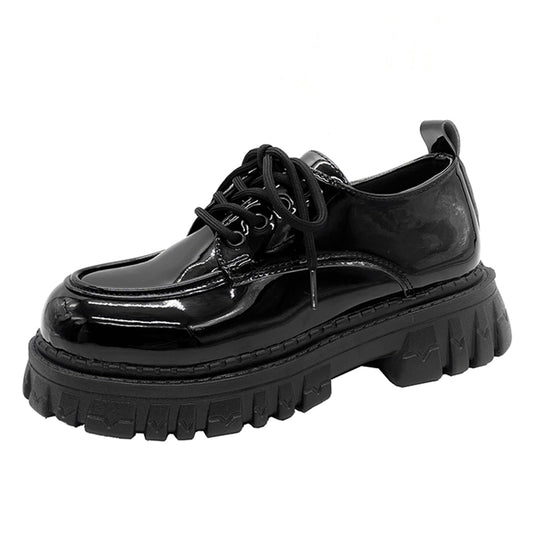 Chaussures gothiques sur une plateforme épaisse