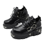 Chaussures à plateforme noires avec boucles et plaques métalliques