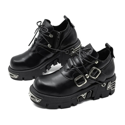 Chaussures à plateforme noires avec boucles et plaques métalliques