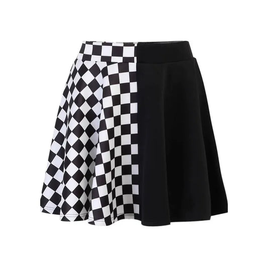 Jupe courte à carreaux noir et blanc avec chaînes