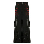 Pantalon noir avec détails et chaînes rouges